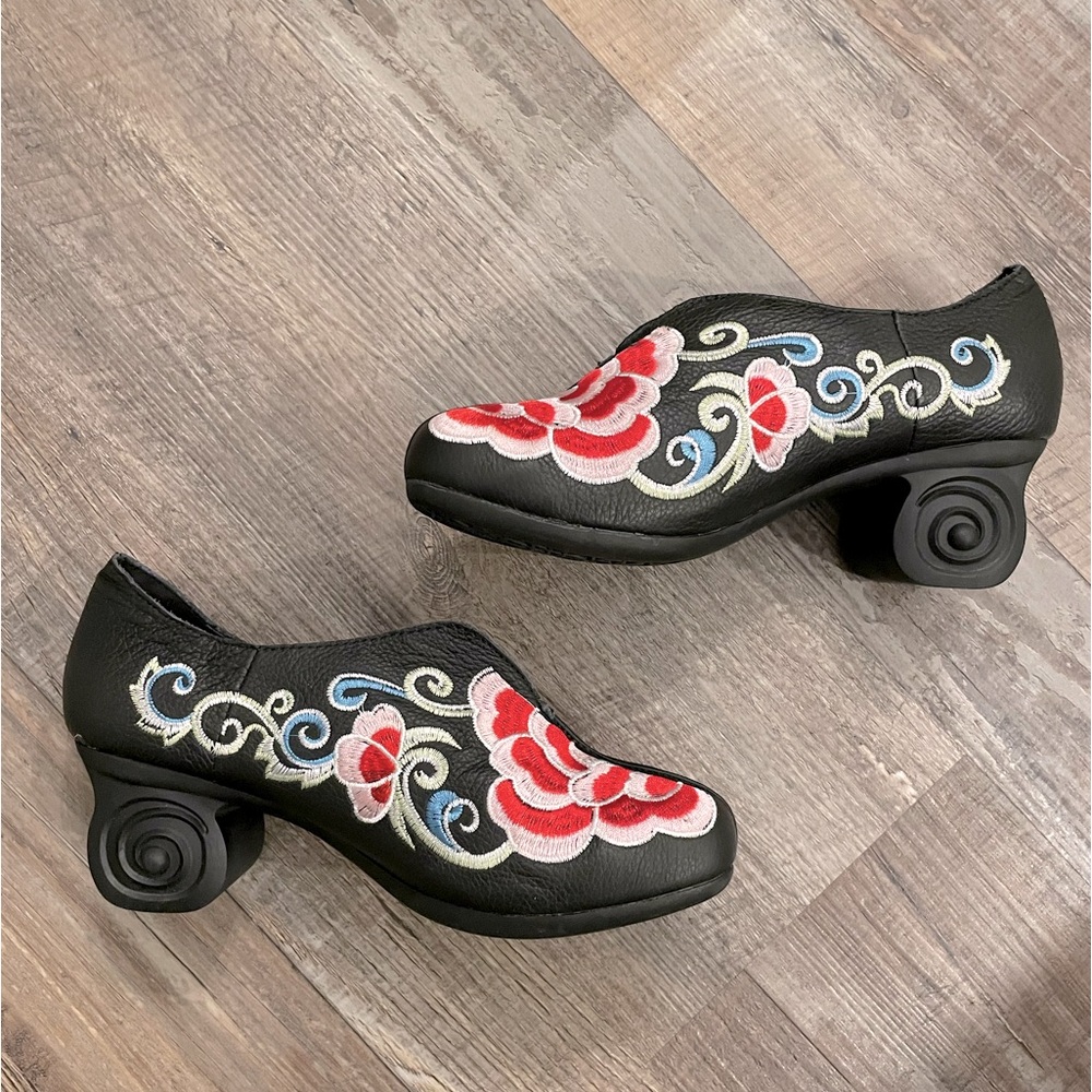 Hanbok Style Black Embroidery Heeled Shoes, Size 250 / EU 40 / US 8-8.5